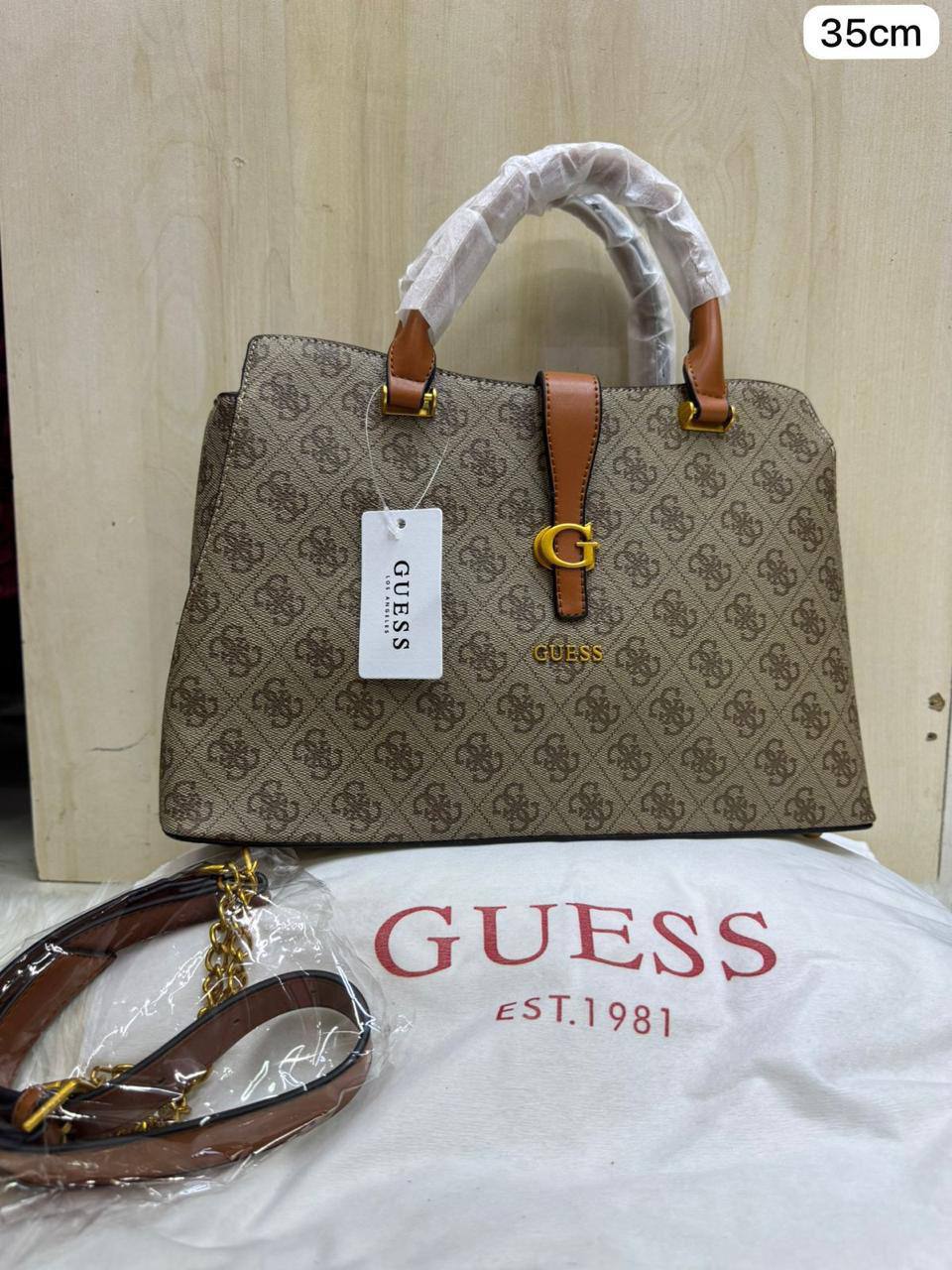🌸 Guess Tote
Good quality
Size : 35 * 23 * 10 cm
110 dhs🇦🇪🇦🇪
Zain115
♥️♥️♥️