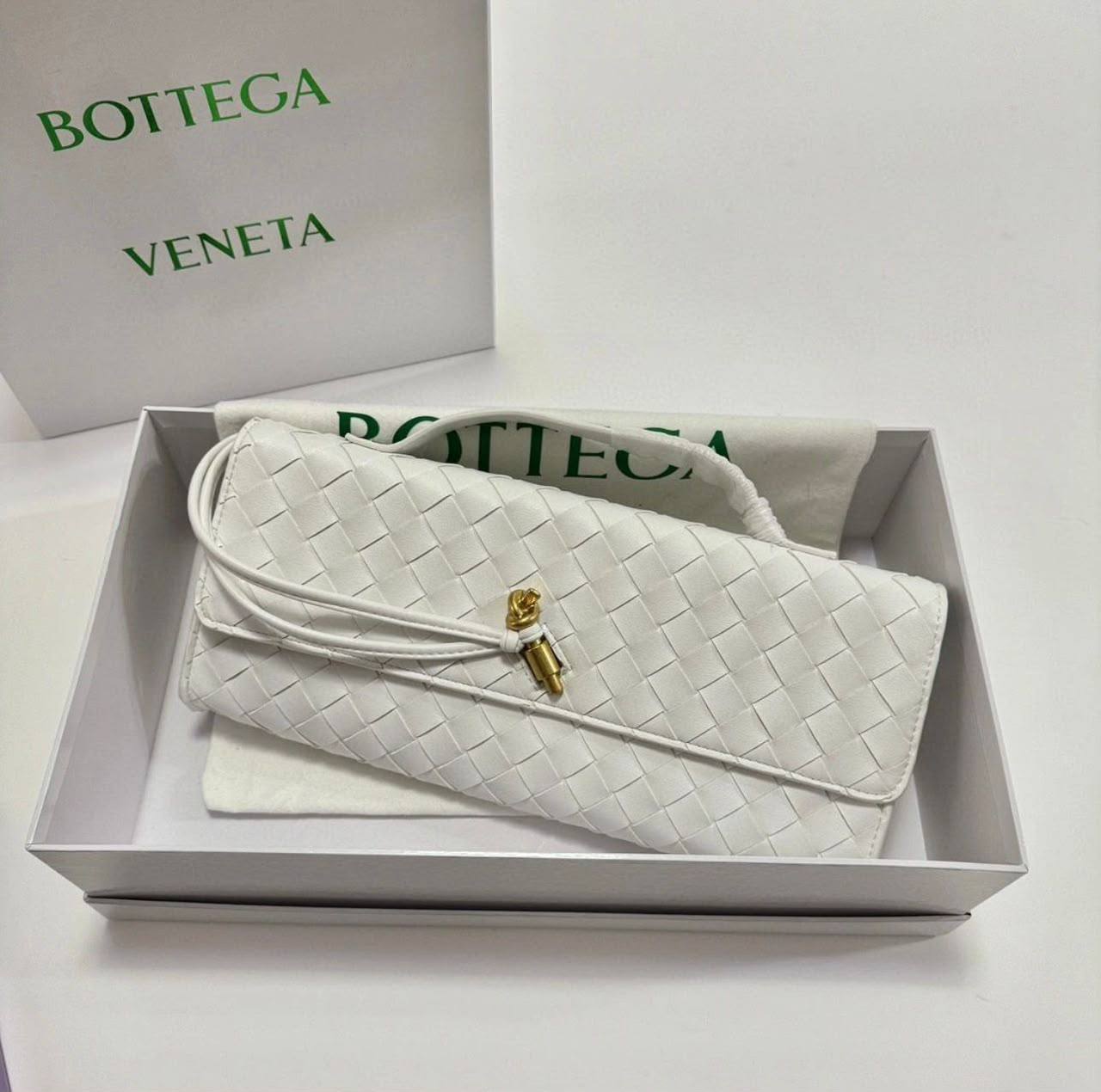 BOTTEGA
GOOD QUALITY
WITH BOX
100 dhs💛
Zain295
♥️♥️♥️