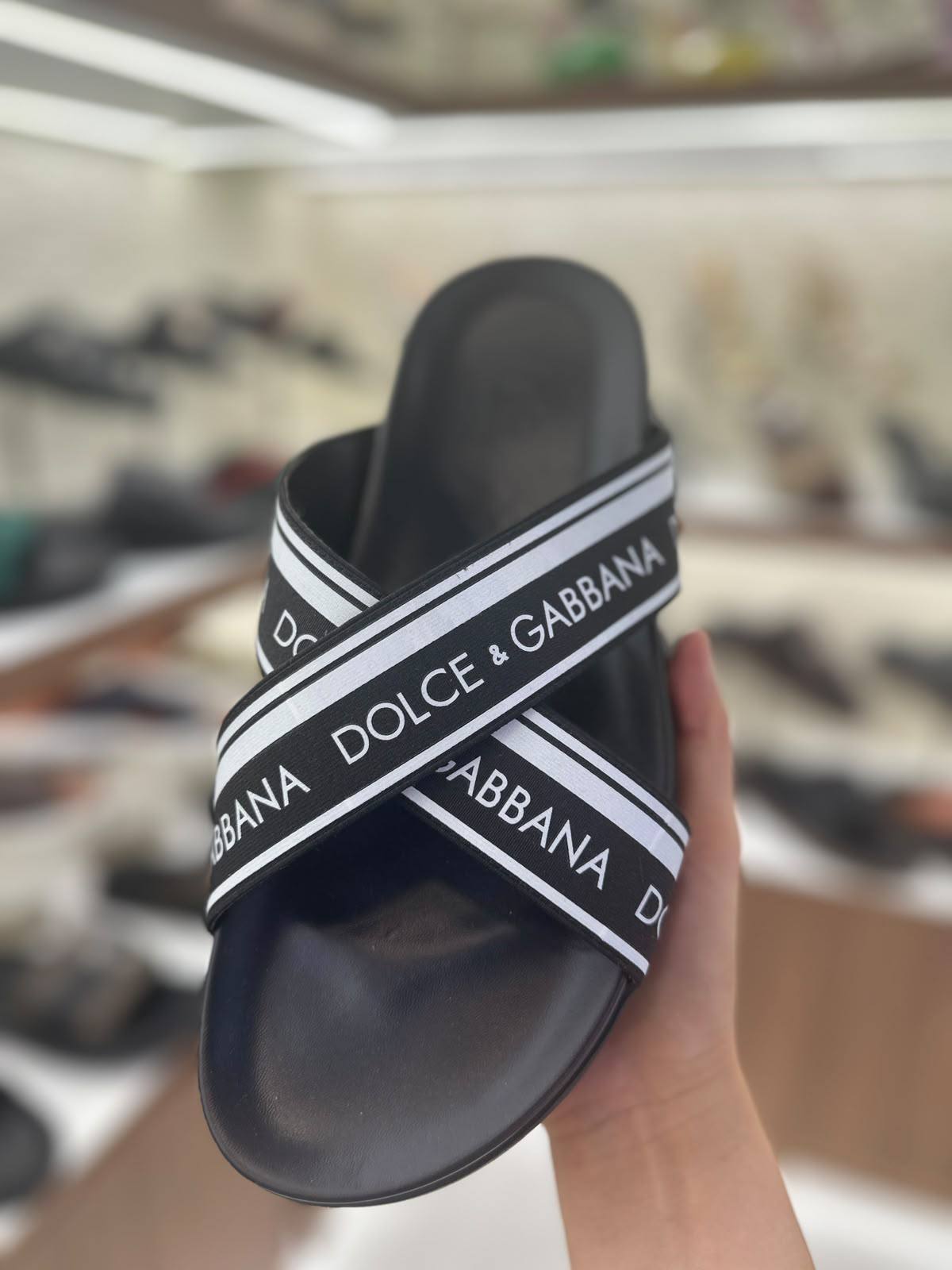 D&G
size 40-46
190 dhs🇦🇪🇦🇪
Zain132
♥️♥️♥️