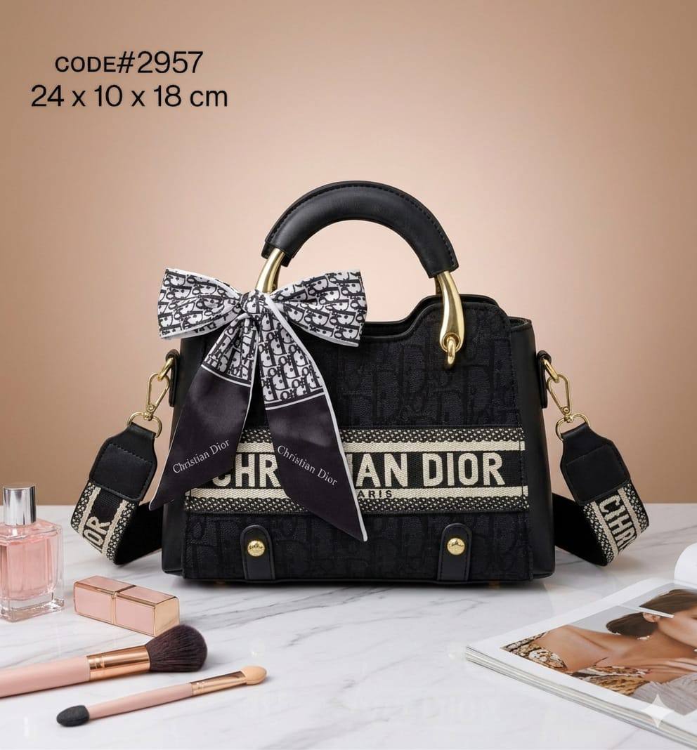 CHRISTIAN DIOR
sᴡᴇᴇᴛ ʟᴀᴅʏ ᴛᴏᴘ ʜᴀɴᴅʟᴇ
ᴡɪᴛʜ ʟᴏɴɢ ᴛʀɪᴍ sᴛʀᴀᴘ
ɢᴏʟᴅ ʜᴀʀᴅᴡᴀʀᴇ
sɪᴢᴇ : 24 cm
ᴡɪᴛʜᴏᴜᴛ BOX
70 dhs✅
Zain31
♥️♥️♥️