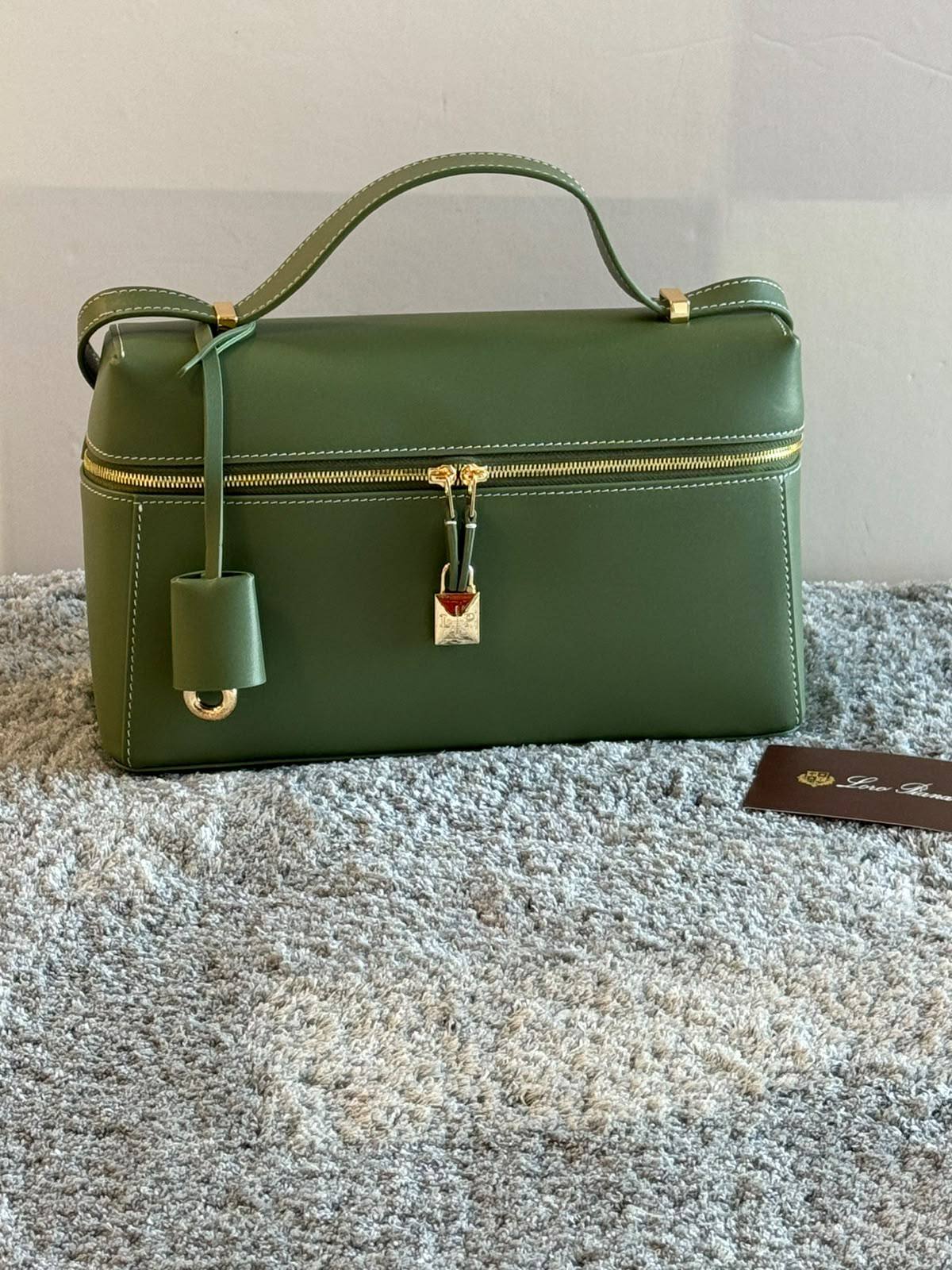 Loro Piano Bag
27Cm
Good Quality
290 dhs🇦🇪🇦🇪
Zain131
♥️♥️♥️