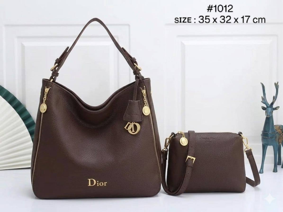 CHRISTIAN DIOR
HOBO TOTEBAG 2n1
ᴡɪᴛʜ sʟɪɴɢ ᴘᴏᴜᴄʜ
ʟᴇᴀᴛʜᴇʀ ᴍᴀᴛᴇʀɪᴀʟ
ɢᴏʟᴅ ʜᴀʀᴅᴡᴀʀᴇ
sɪᴢᴇ : 35 cm
110 dhs🇦🇪
Zain31
♥️♥️♥️