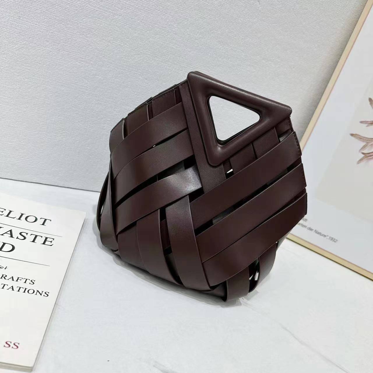 BOTTEGA
115 dhs🪙
Size 26cm❤️🔥
Zain161
♥️♥️♥️