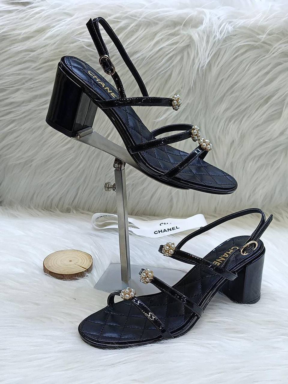 Chanel ❤️
*High quality*❤️
*size: 36 to 42*❤️
350 dhs✅
Zain119
♥️♥️♥️