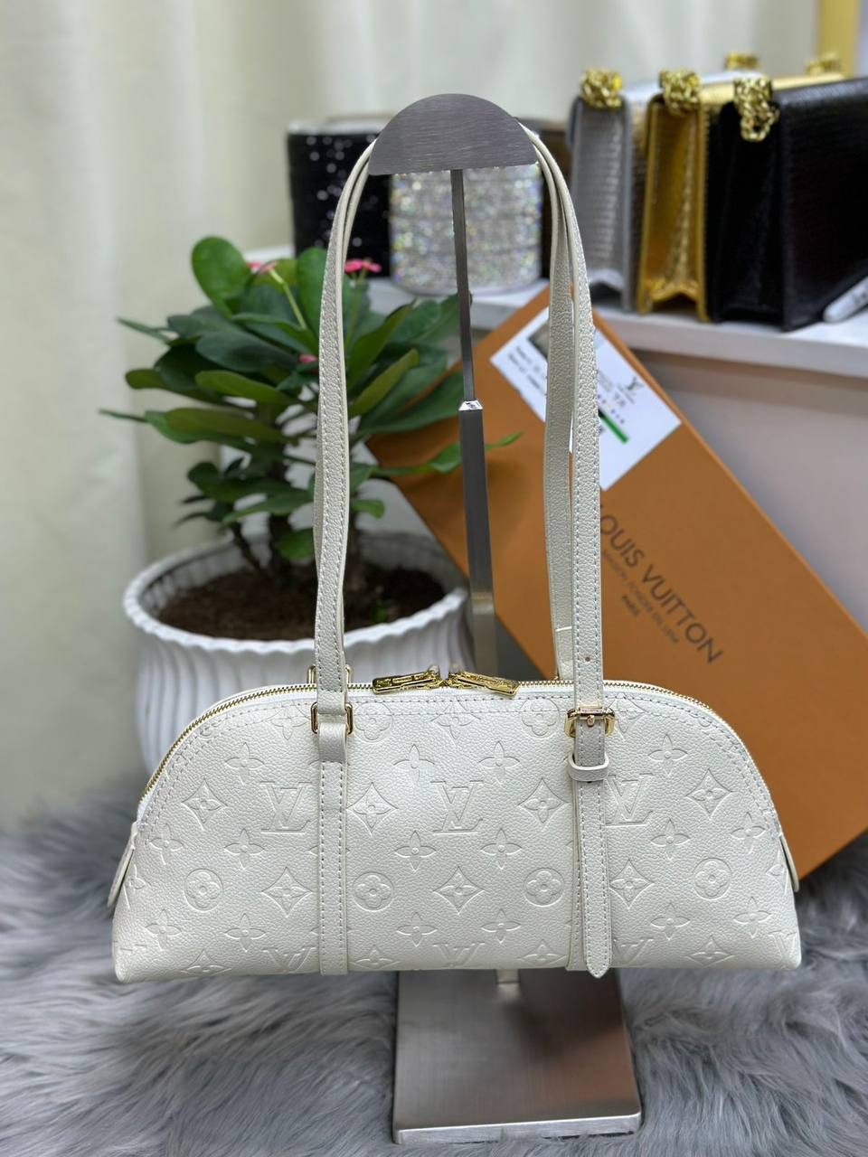 LV
SIZE ……… 32CM 🥰
95 dhs🪙🌨️
with box🌷
Zain244
♥️♥️♥️
