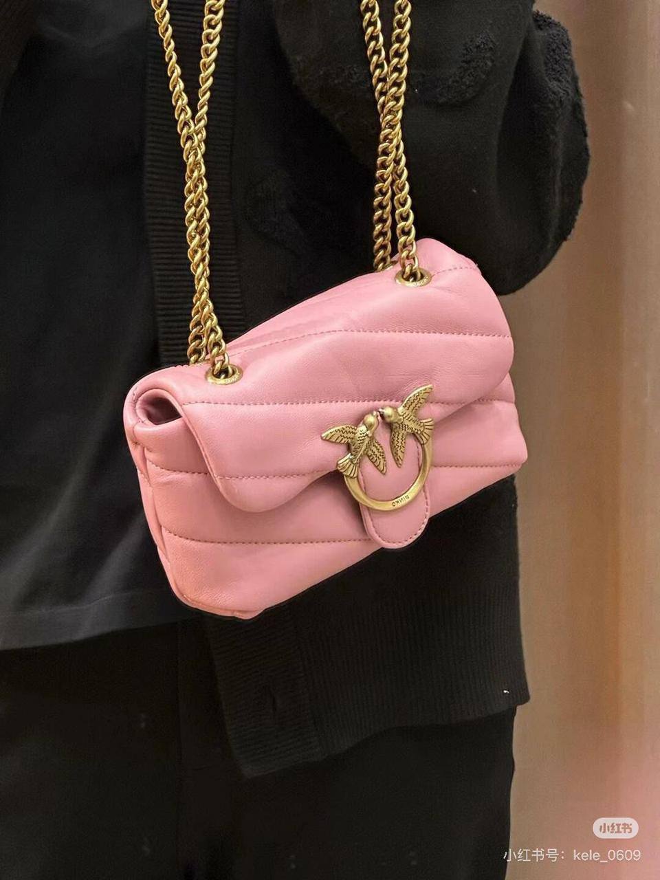 Aigner
120 dhs❣️
size:29*10*18
With box
🎁🎁🎁
Good quality
Zain07
♥️♥️♥️
