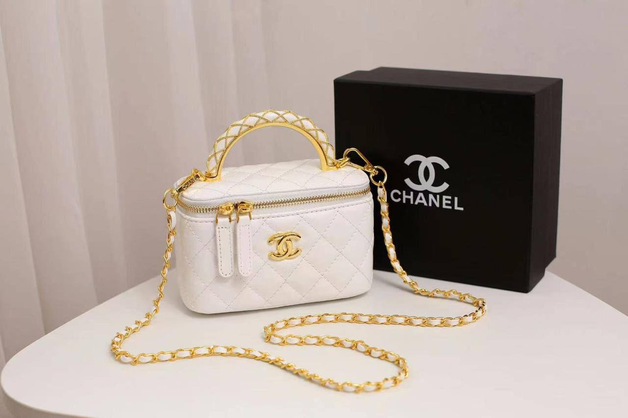 💗 Chanel hot design
1⃣️ First quality +🎁
Size : 17.5 * 11.5 cm
95 dhs✅
with box🎁
Zain115
♥️♥️♥️