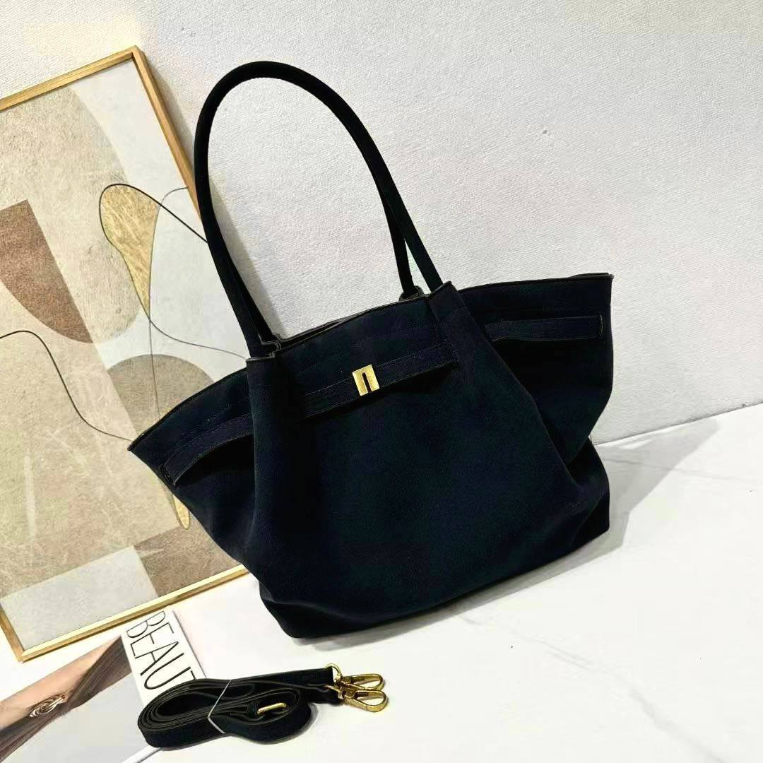 JW PEI
GOOD QUALITY
100 dhs✅
SIZE: 26.5cm
Zain295
♥️♥️♥️