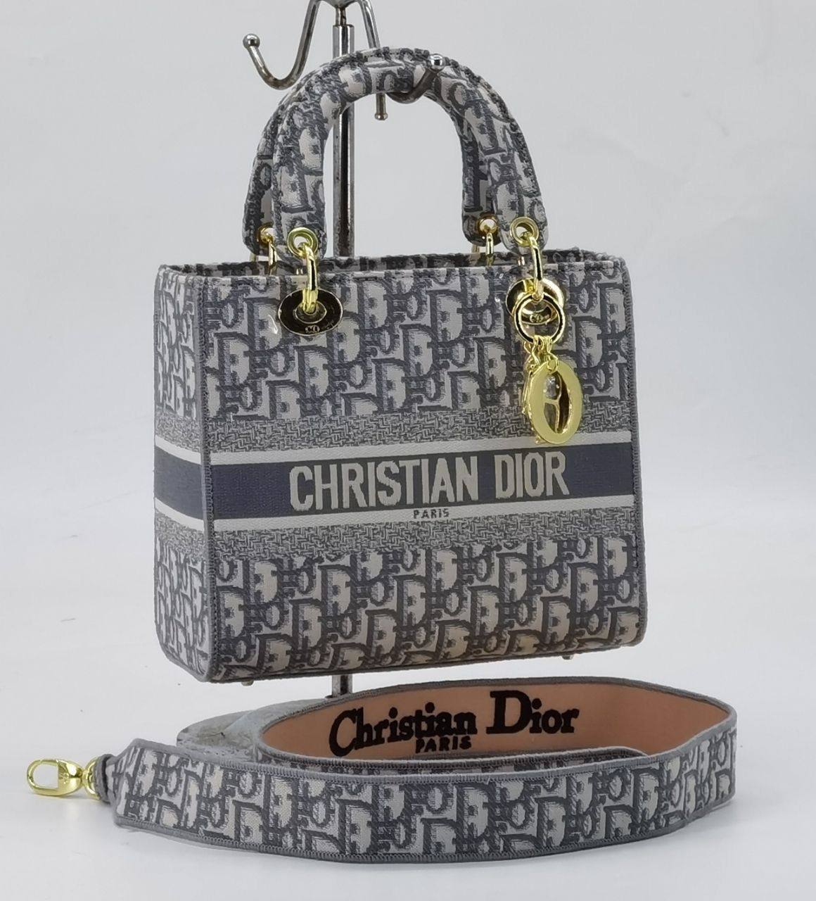 Dior
Good Quality
With Box
🎁🎁🎁
115 dhs❤️
Zain250
♥️♥️♥️