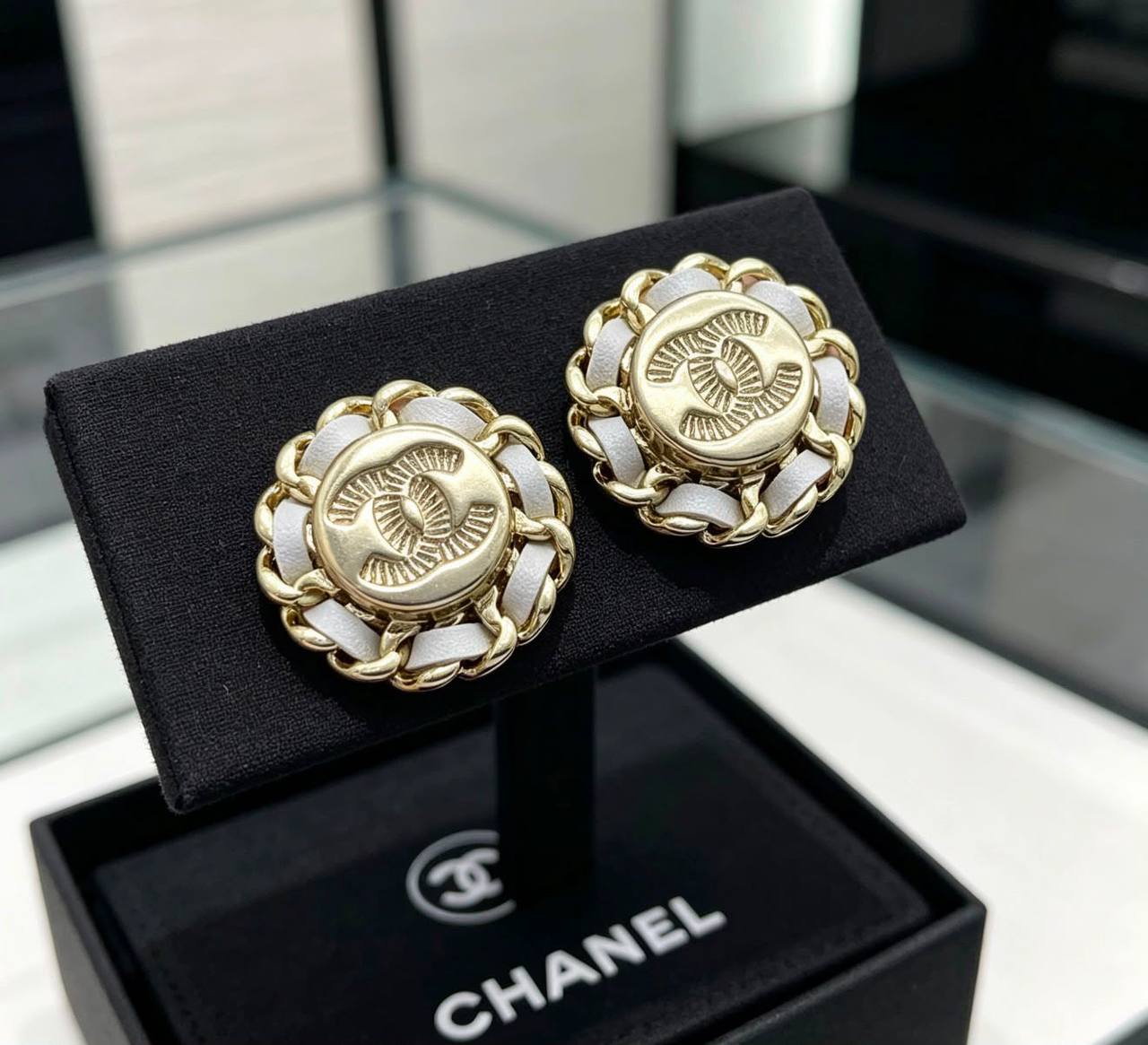 CHANEL ❤️🔥*
Earring 🦋
Master quality 💯
With normal boxes 🗃️
45 dhs💓
With master box 📦
60 dhs💓
Zain216
♥️♥️♥️