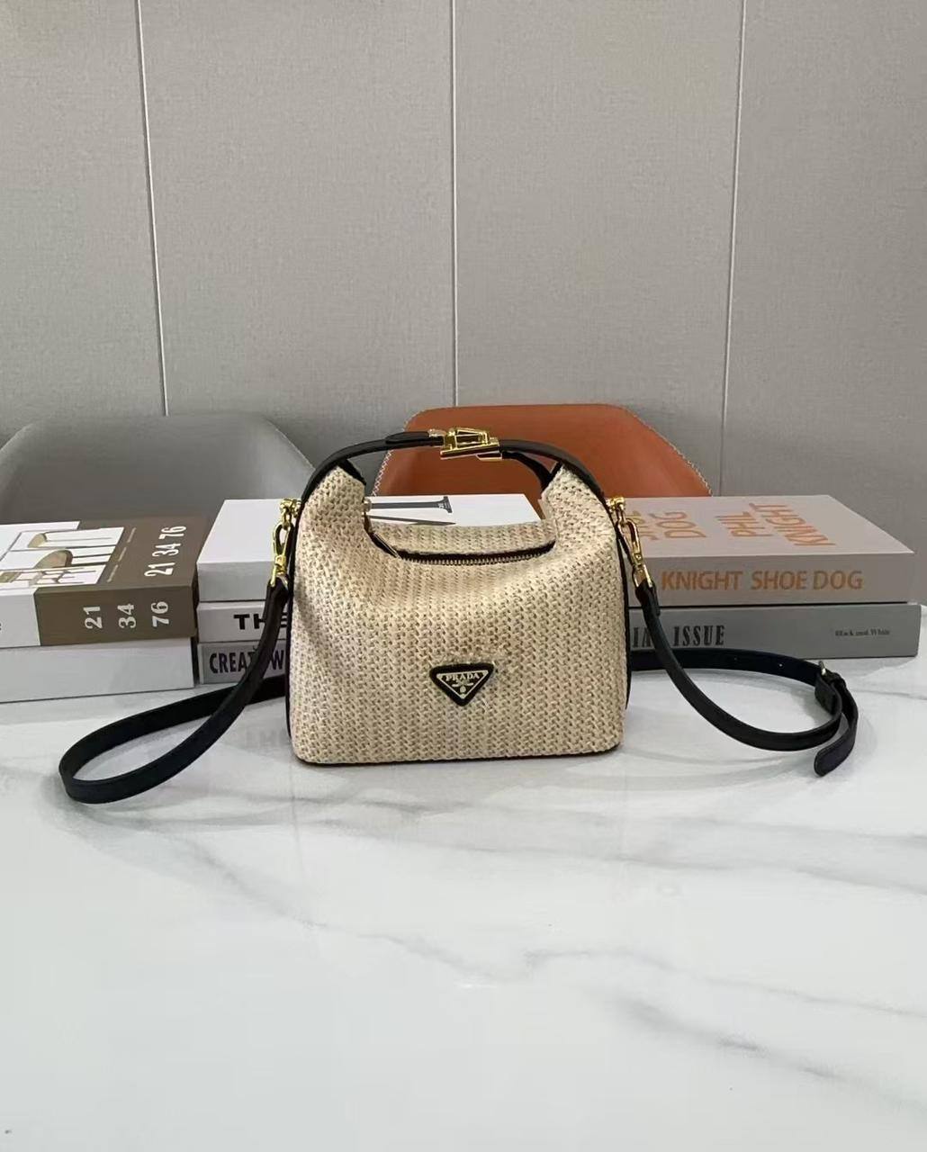 Prada
Best quality
With box’s
🎁🎁🎁
95 dhs❣️
size 21cm
Zain158
♥️♥️♥️