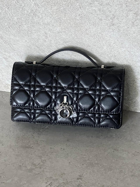 Dior
𝐌𝐈𝐒𝐒 𝐃𝐈𝐎𝐑 𝐖𝐀𝐋𝐋𝐄𝐓 𝐎𝐍 𝐂𝐇𝐀𝐈𝐍 𝐏𝐀𝐓𝐄𝐍𝐓 𝐋𝐄𝐀𝐓𝐇𝐄𝐑
850 dhs✅*🛍️👌
ETAG4
♥️♥️♥️