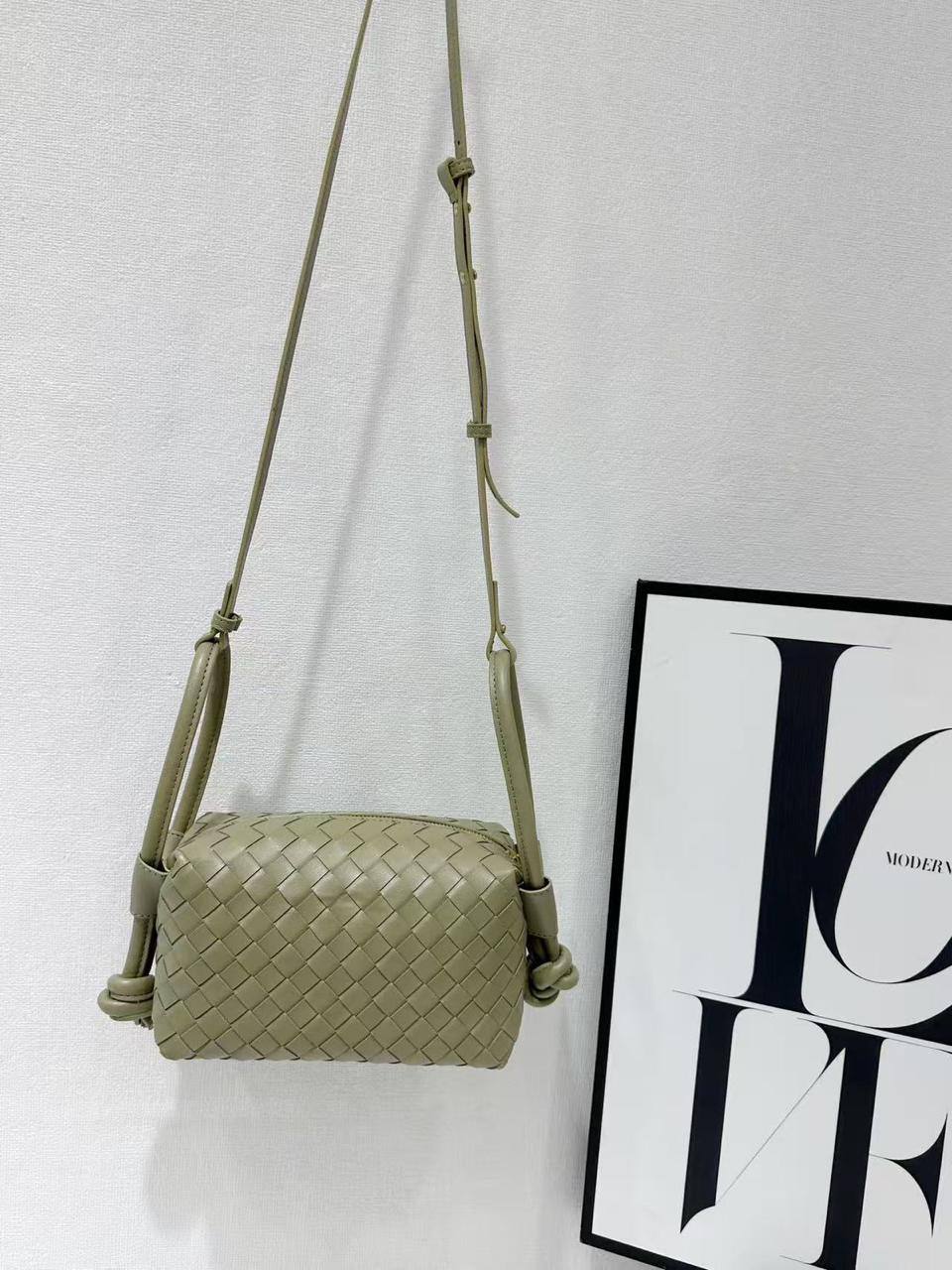 Bottega Veneta Loop
1️⃣ First quality +🎁
Size : 22 * 14 * 11 cm
85 dhs🇦🇪🇦🇪
with box 🎁
Zain115
♥️♥️♥️