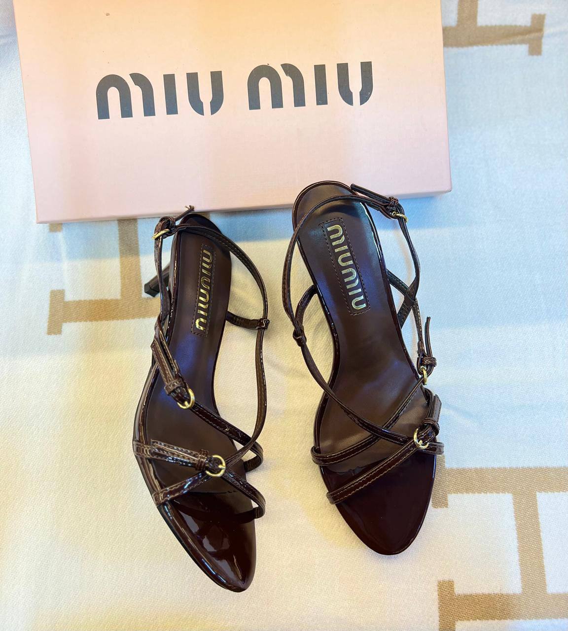 FENDI 😍 Miu Miu 😍
170 dhs🪙🌨️
Size 36-41 available
Zain88
♥️♥️♥️