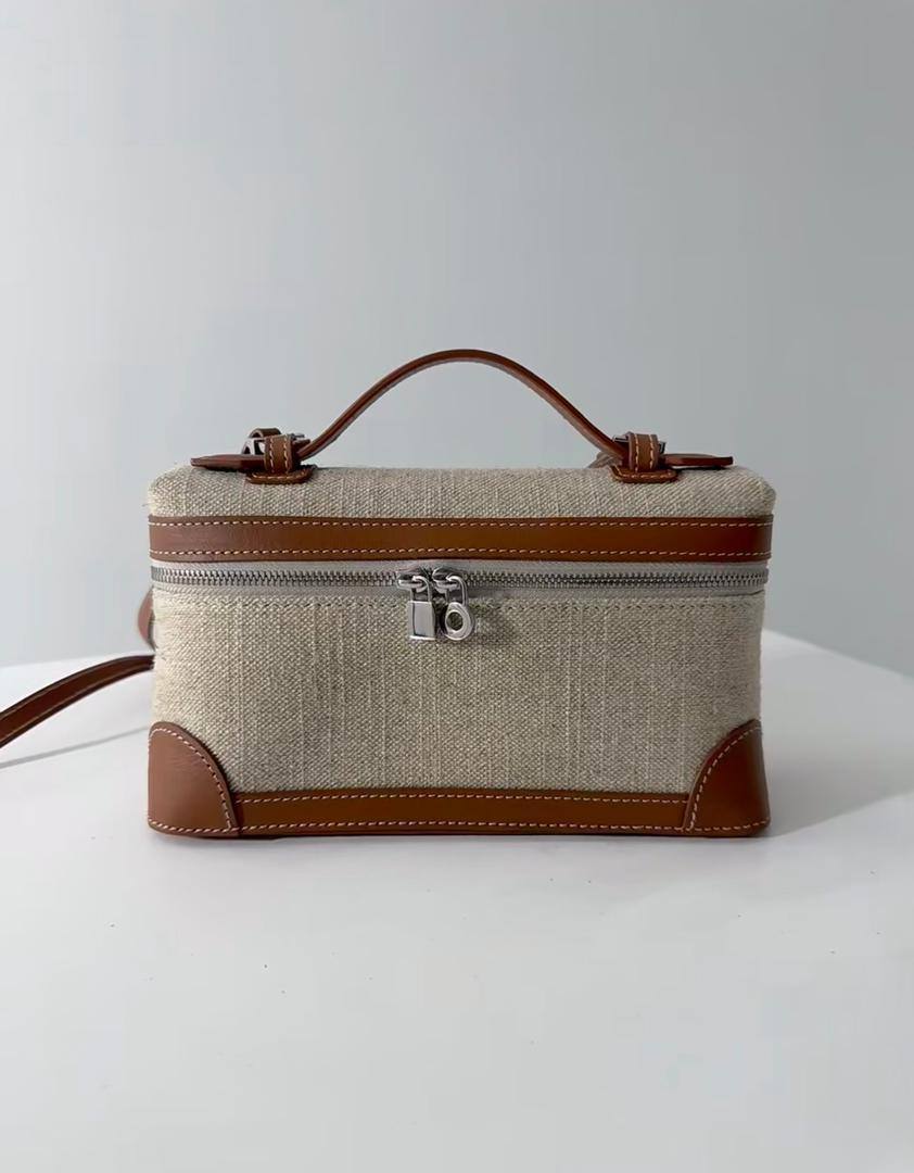 Loro Piana
90 dhs🪙🌨️
SIZE:19cm
Good quality
with box
🎁🎁🎁
Zain35
♥️♥️♥️