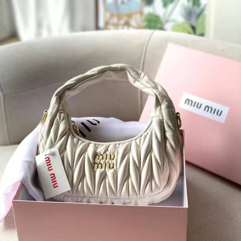 Miu Miu
100 dhs✅
With box
Size25cm
Zain219
♥️♥️♥️