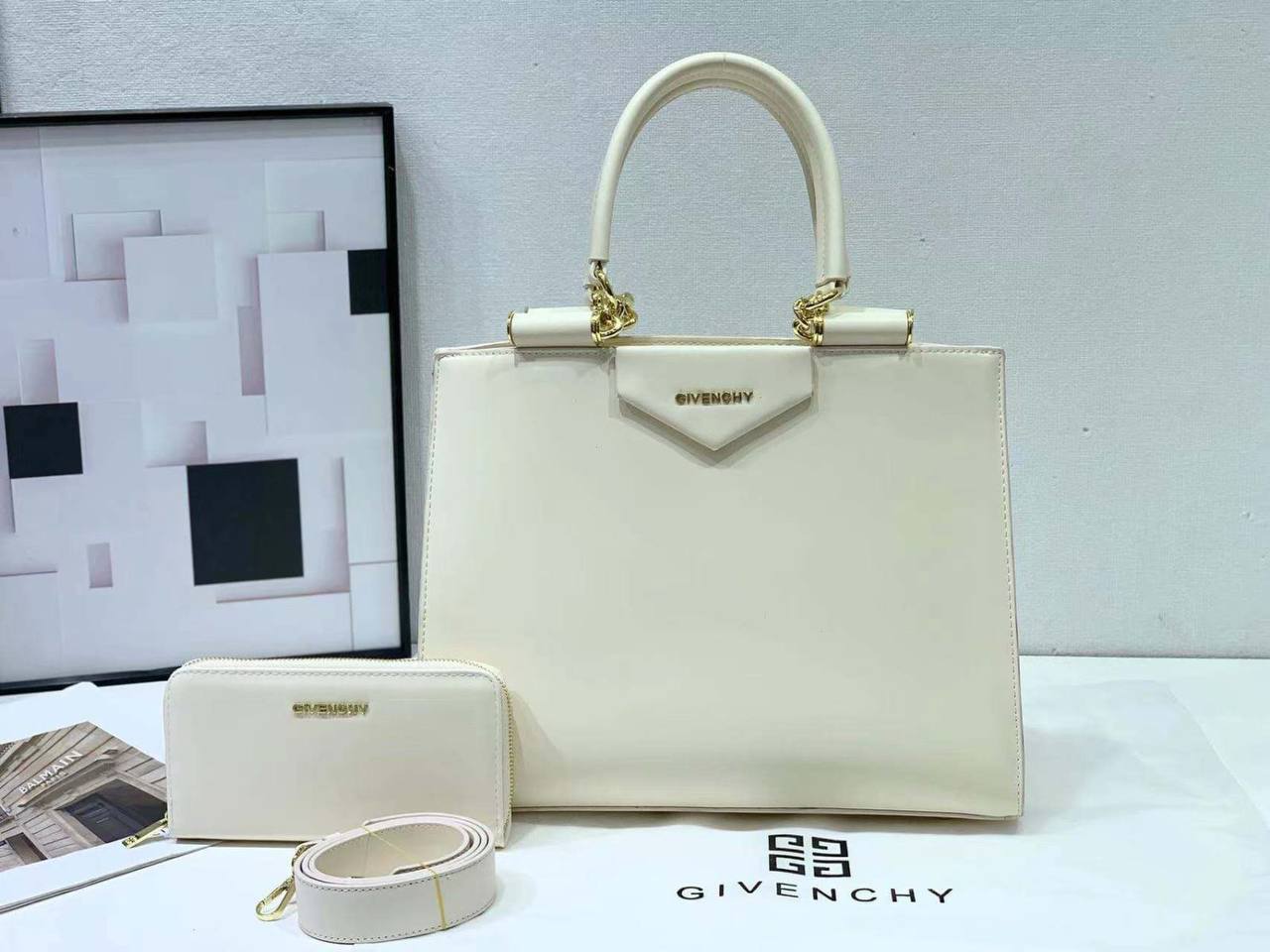 GIVENCHY Antigona Handbag
With Zipper Long Wallet
And Long Belt Strap
Gold Hardware
Size : 35 cm
120 dhs✅
Zain239
♥️♥️♥️