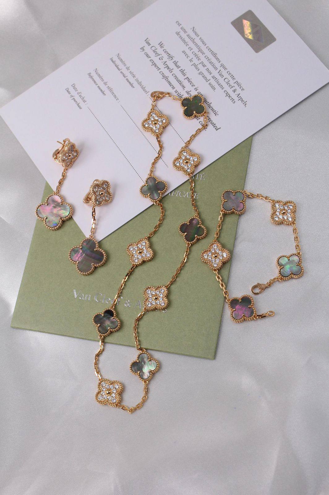 Van Cleef & Arpels* 🌟💫
VCA
* ↗️ *Super Master Quality ®️*⬆️
Special edition
Magic Alhambra with diamonds 💎
👇🏻
Necklace , Earings with Bracelet
*330 dhs🌺* with *Normal* Box & Bag
*390 dhs🌺* with *Orignal* Packaging
Zain209
♥️♥️♥️