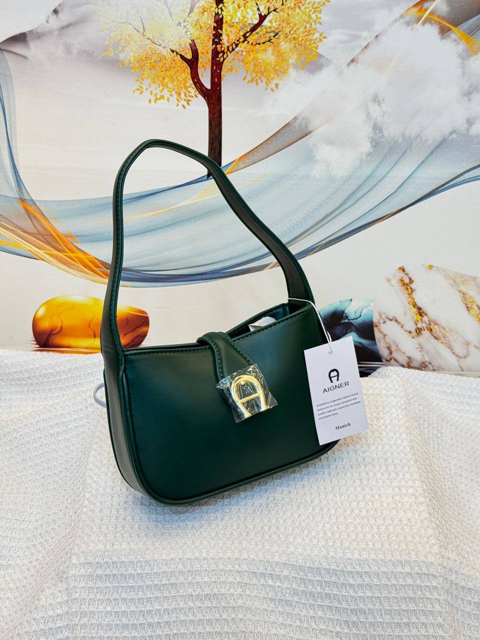 AIGNER
Best quality
with box
85 dhs🇦🇪🇦🇪
size 20CM
Zain290
♥️♥️♥️