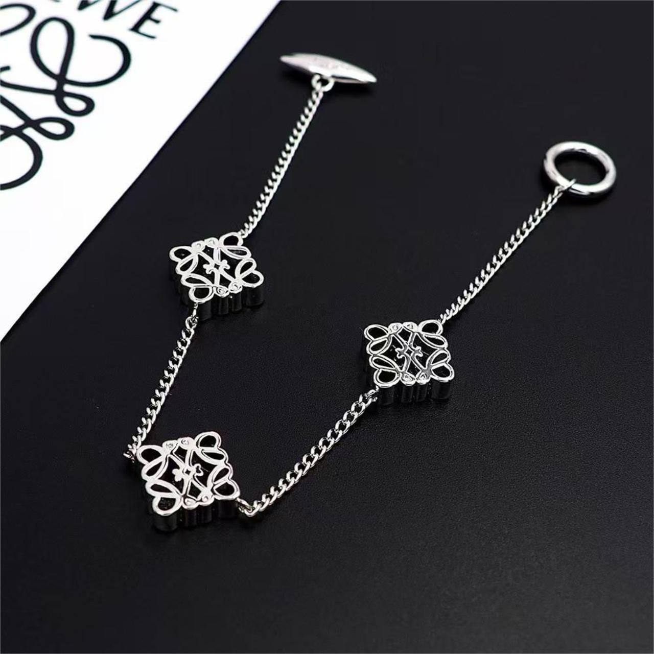 Loewe set ❤️🔥*
Necklace ✨
Earring 🍁
Bracelet 🦋
Master quality 💯
With normal boxes 📦
120 dhs🇦🇪
With master box 🗃️
130 dhs🇦🇪
Zain216
♥️♥️♥️