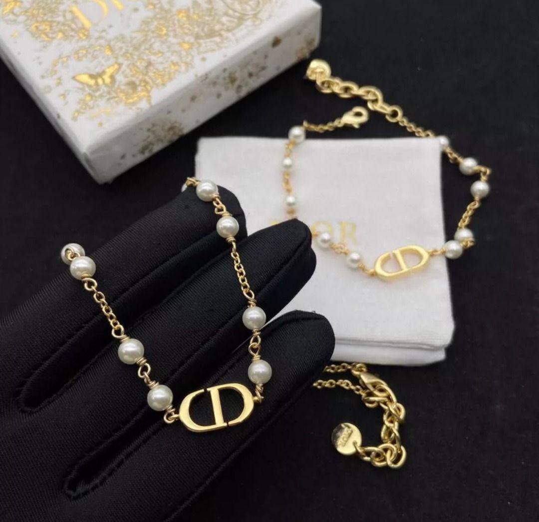Dior ❤️🔥*
Necklace 💥
Bracelet 🍁
With normal boxes 📦
95 dhs✅
With master box 🗃️
115 dhs✅
Zain216
♥️♥️♥️
