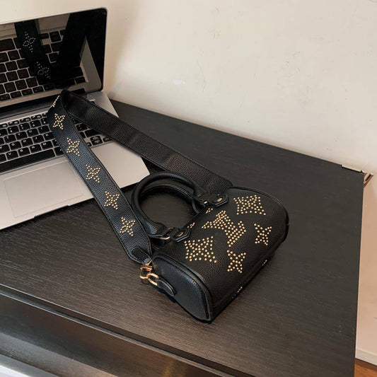 LV
17*12*9 cm
With box
🎁🎁🎁
55 dhs🪙🌨️
Zain17
♥️♥️♥️