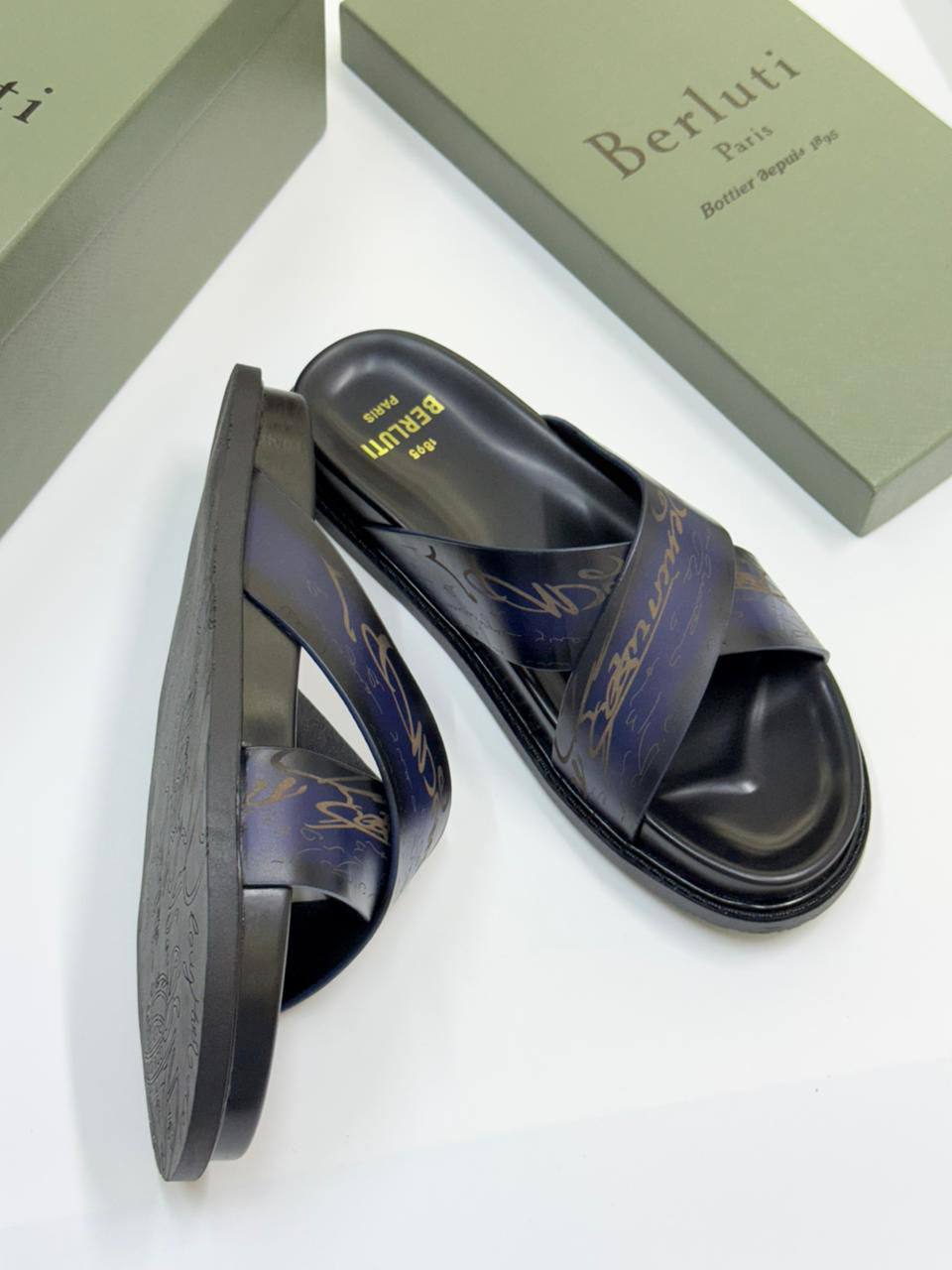 NEW CAME
MEN SLIPPER
BERLUTI
GOOD QUALITY
105 dhs✅
Size 39 TO 46
Zain40
♥️♥️♥️