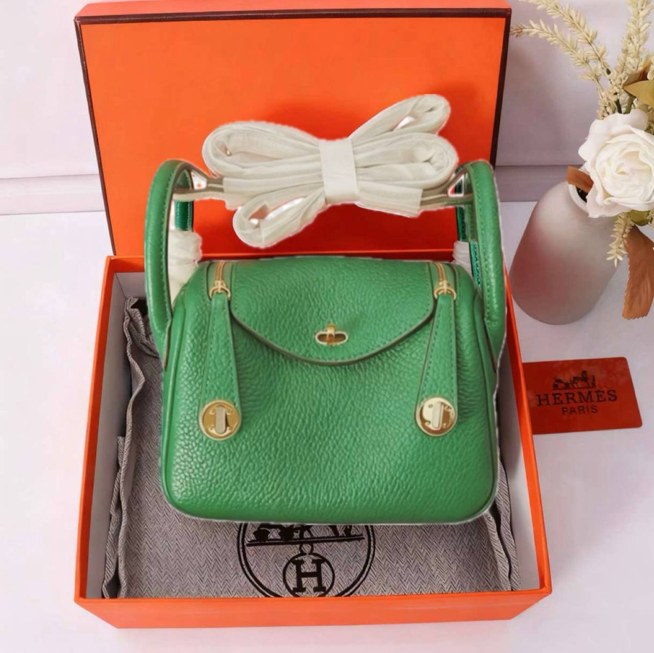 HERMES LINDY 
COPY ONE  
NEW CAME 
WITH BOX 
🎁🎁🎁
220 dhs🪙
 (leather)……
SIZE: MINI 18 cm
Zain39
♥️♥️♥️