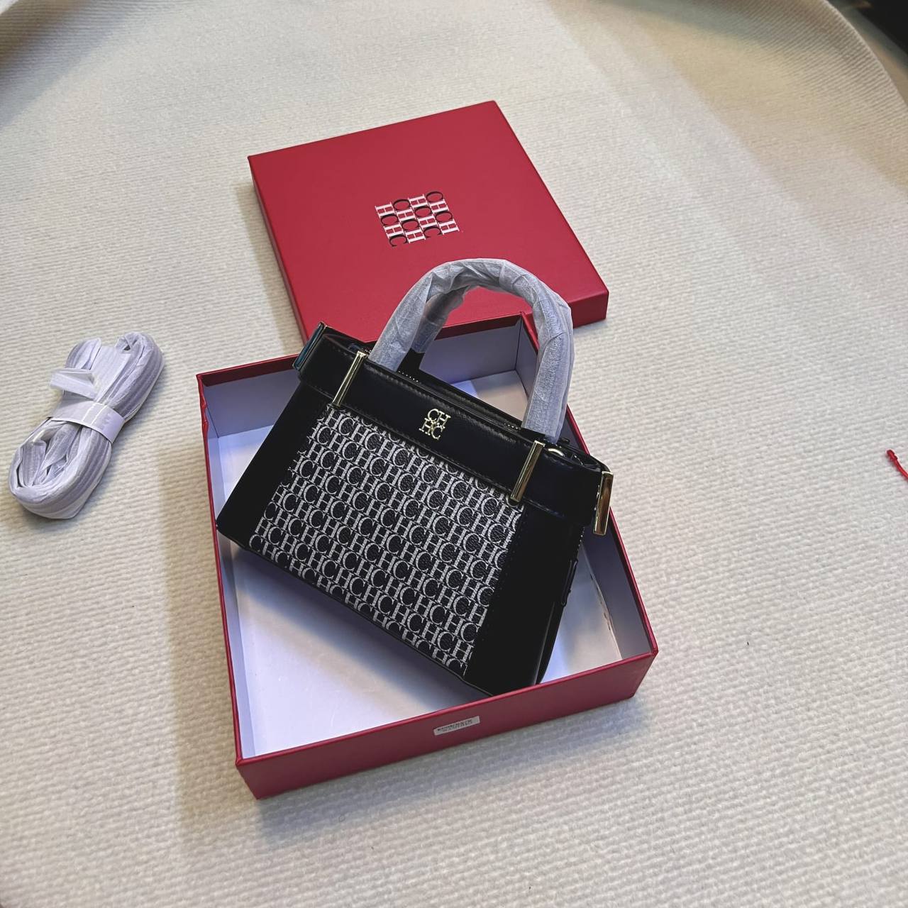 CH
100 dhs✅
with box
size 22cm
Zain26
♥️♥️♥️