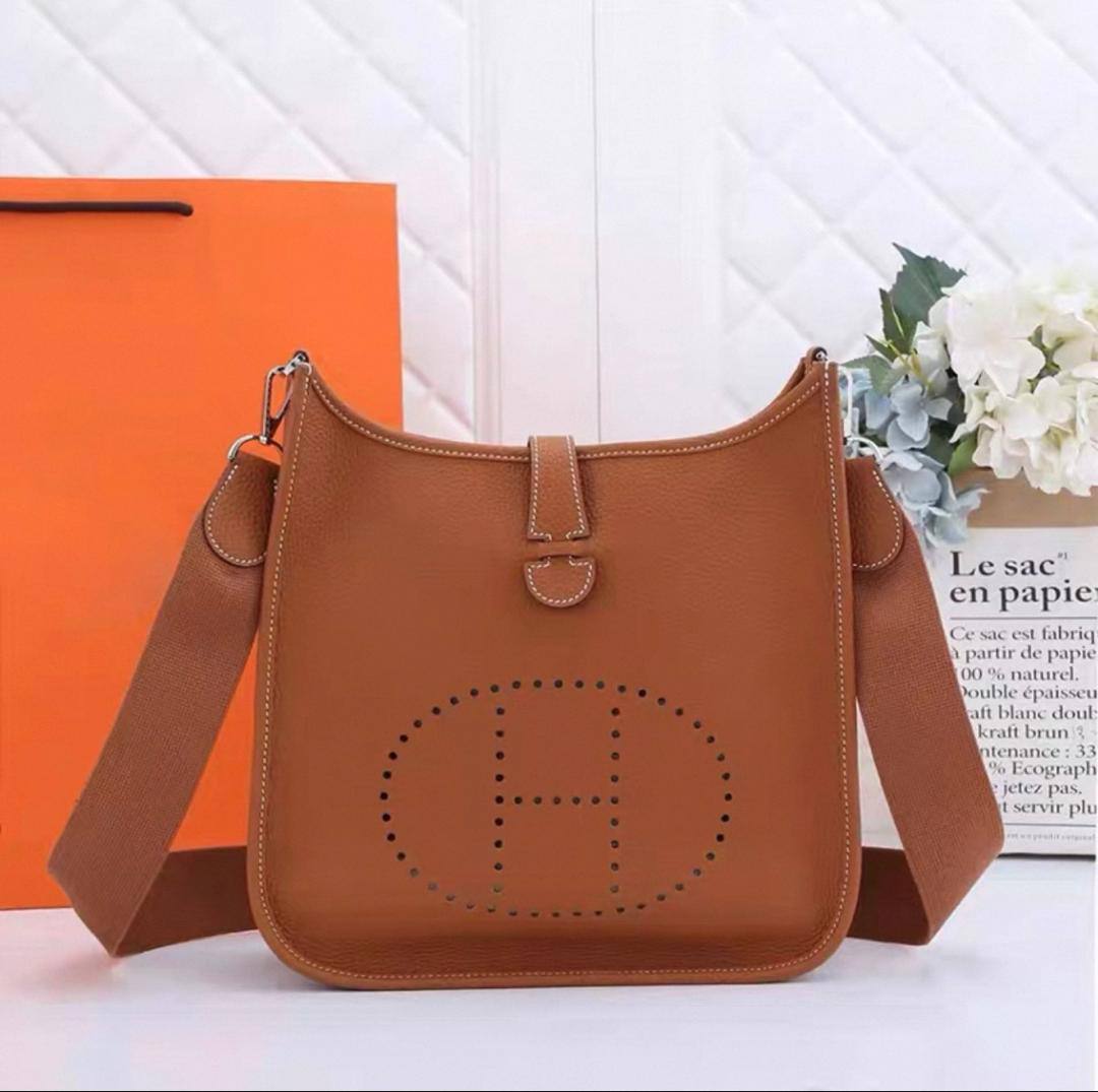 Hermes
90 dhs✅
with box
🎁🎁🎁
size 23cm
Zain26
♥️♥️♥️