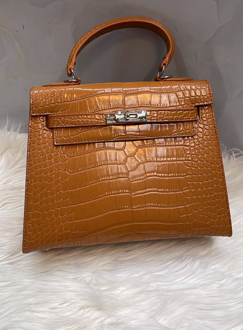 Hermes
25cm
with box
110 dhs🇦🇪🇦🇪
good quality
Zain136
♥️♥️♥️