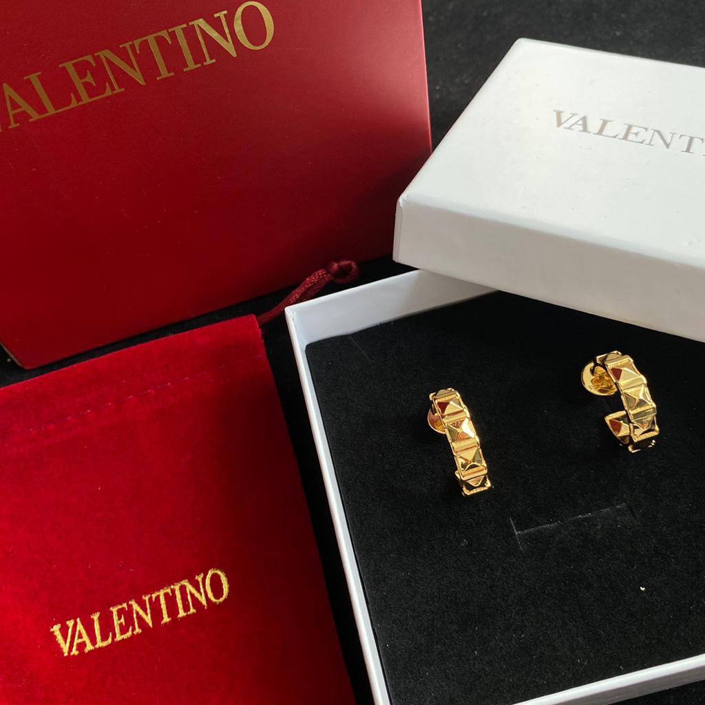 Valentino ✨💫
_*Earrings*_
55 dhs🌺
⭐
_With_
BOX AND PAPER BAG 🛍️🎁
Zain89
♥️♥️♥️