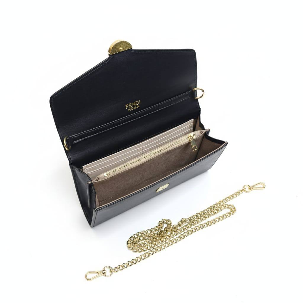 Fendi ᴘᴏᴜᴄʜᴇᴛᴛᴇ
ᴡᴀʟʟᴇᴛ ᴏɴ ᴄʜᴀɪɴ ʙᴀɢ
ɢᴏʟᴅ ʜᴀʀᴅᴡᴀʀᴇ ᴍᴀᴛᴇʀɪᴀʟ
sɪᴢᴇ : 23 cm
ᴡɪᴛʜ BOX
🎁🎁🎁
70 dhs🪙🌹
Zain31
♥️♥️♥️