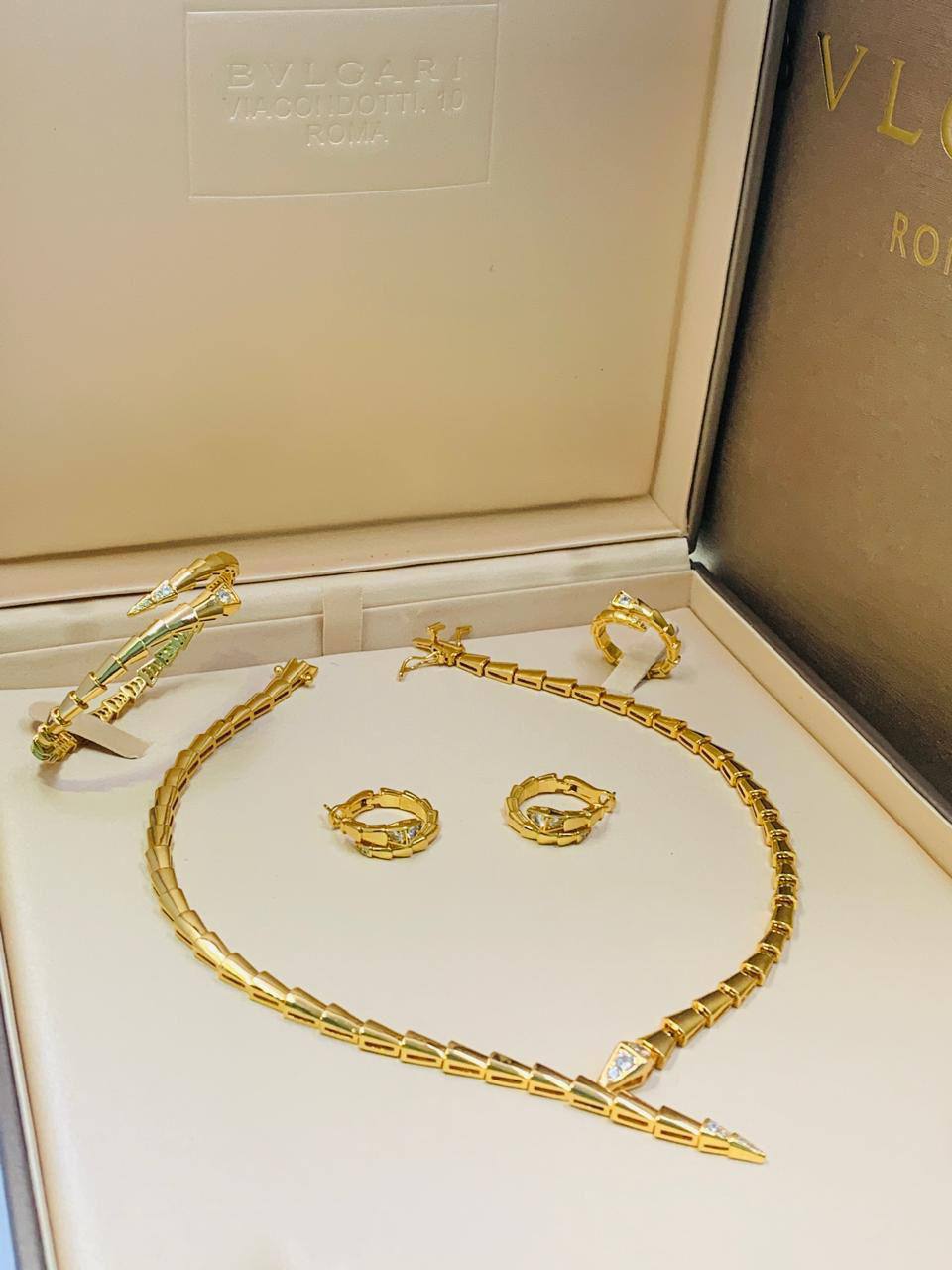 Bvlgari SET
Master Quality✨💫
290 DHS🇦🇪🇦🇪
NECKLACES
BANGLE
EARRINGS
RING
WITH GOOD BOX AND PAPER BAG🎁🛍️
Zain89
♥️♥️♥️