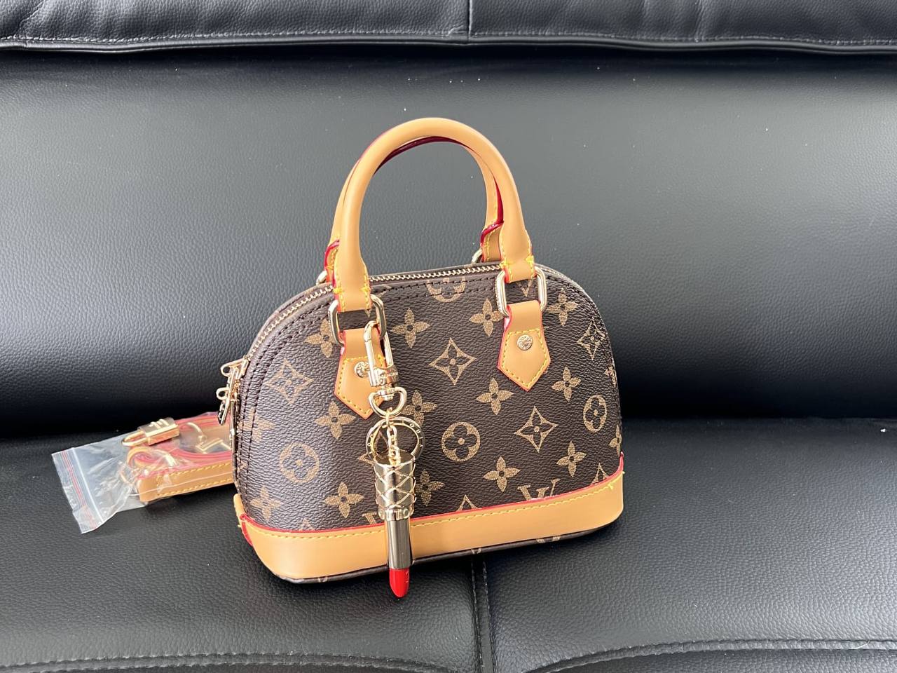 LV
110 dhs✅
With box
🎁🎁🎁
high quality20cm
Zain26
♥️♥️♥️