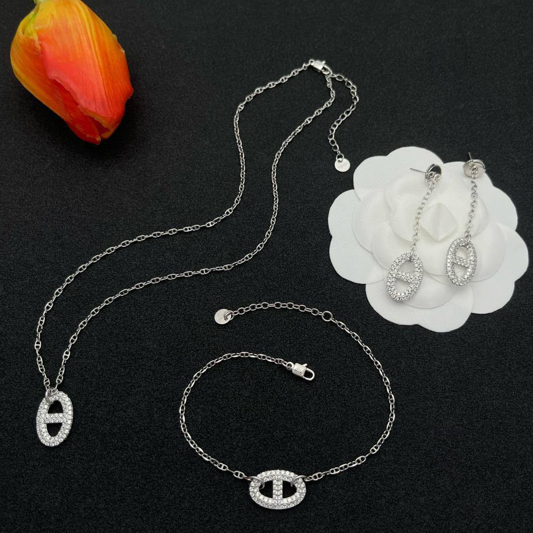 Hermes set
Necklace
Earrings
Bracelet
Master quality 💕
*130* AED normal box 📦
Zain48
♥️♥️♥️