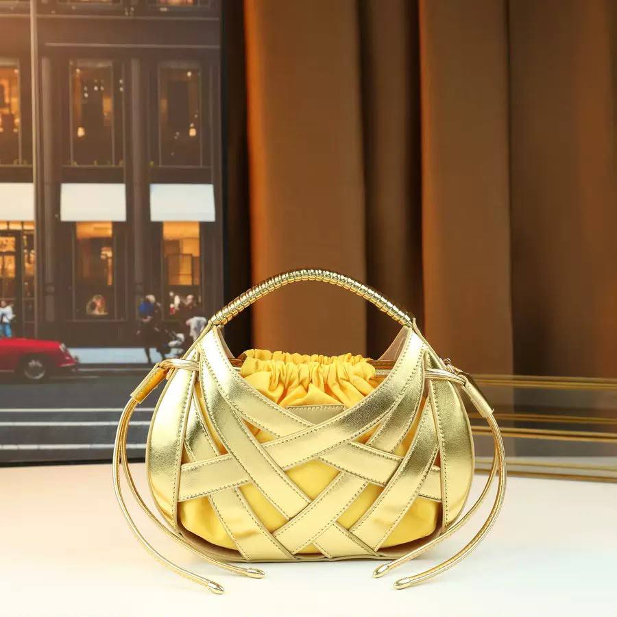 BOTTEGA NEW CAME HIGH QUALITY WITH BOX
130 dhs✅
Zain295
♥️♥️♥️
