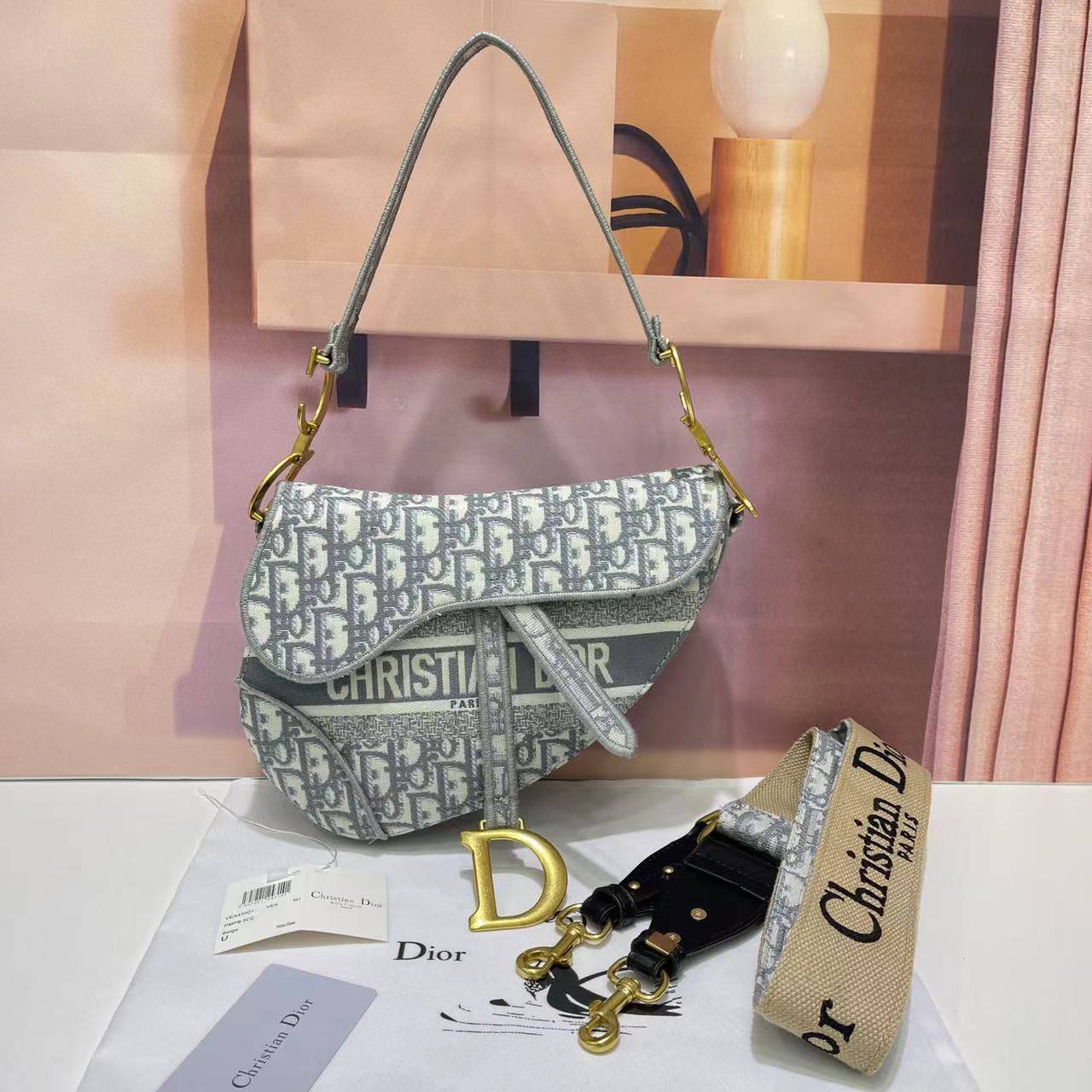 Dior
100 dhs✅
with box
🎁🎁🎁
Zain235
♥️♥️♥️