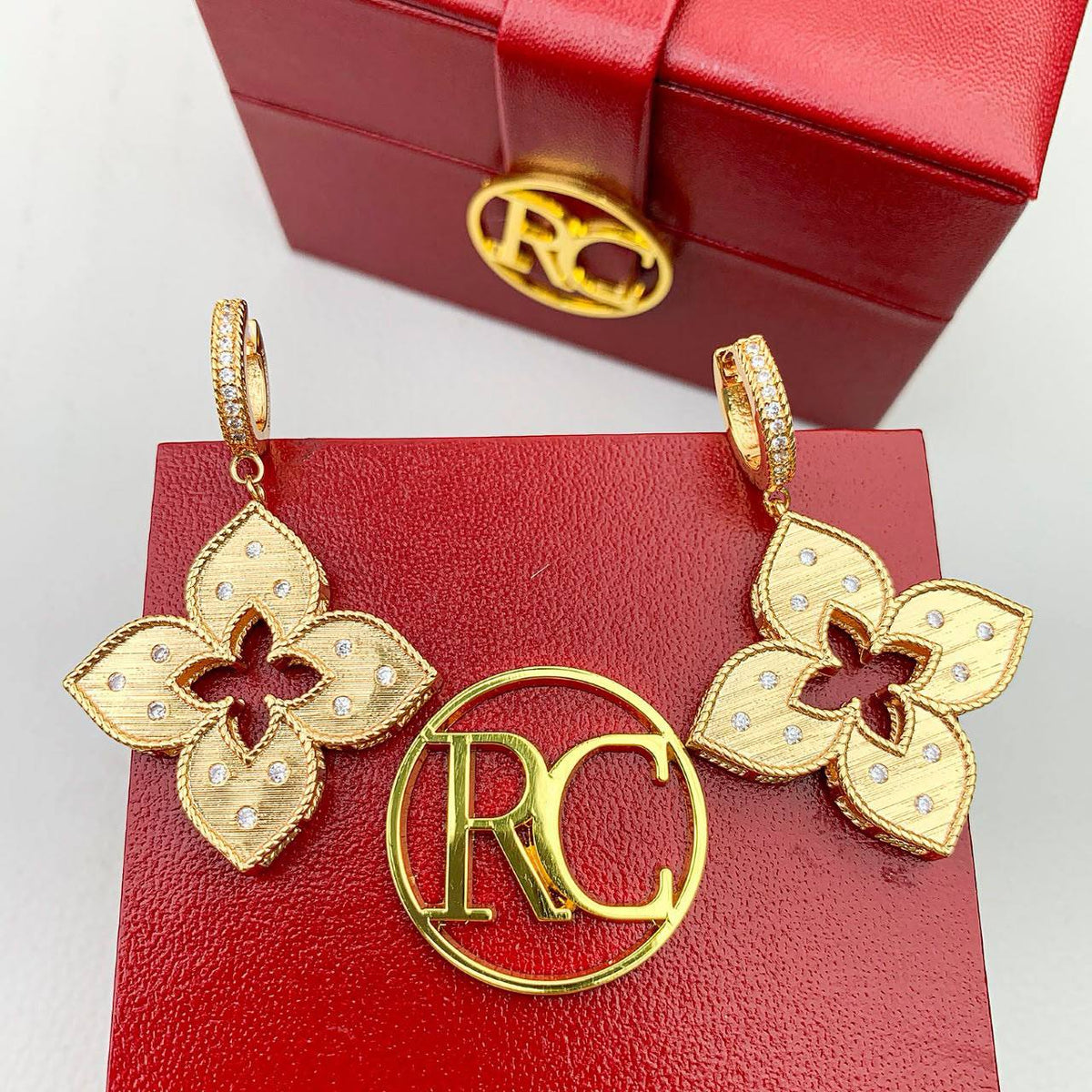 *ROBERTO COIN ❤️🔥*
Necklace 😍
Earring 🔥
Master quality ✨
With normal boxes 📦
145 dhs🇦🇪🇦🇪
With master box 🗃️
235 dhs🇦🇪🇦🇪
Zain216
♥️♥️♥️
