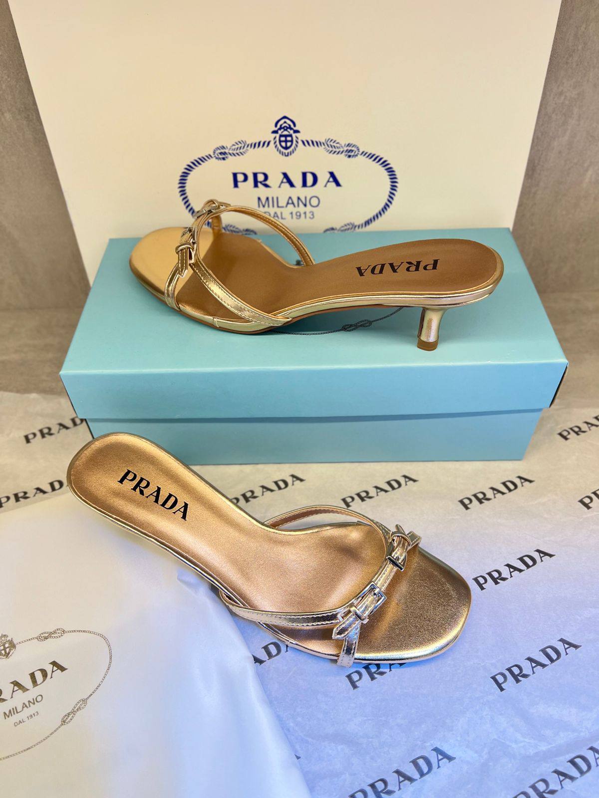 PRADA
140 dhs❣️
SIZE 36-41
Zain88
♥️♥️♥️