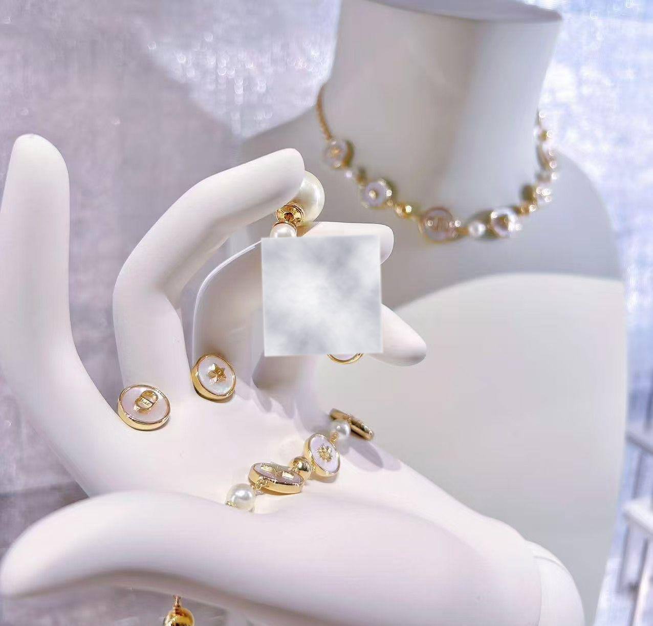 Dior Set* ✨
Necklace
Earrings
Bracelet
Master quality 💎
145 dhs❣️
normal box 📦
Zain48
♥️♥️♥️