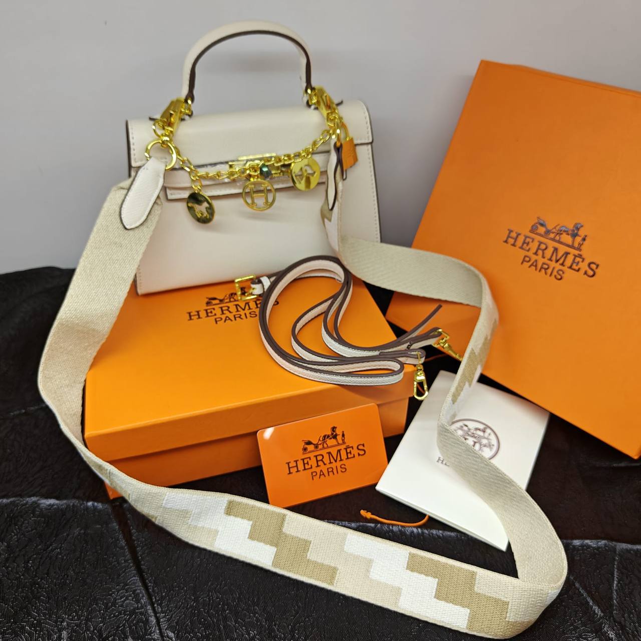 Hermes
95 dhs💓
with box
🎁🎁🎁
Zain235