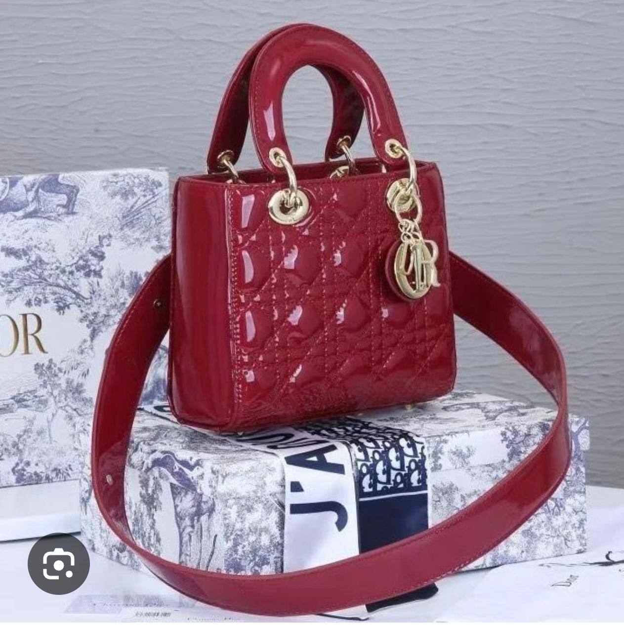 DIOR
good quality
110 dhs✅
with box
🎁🎁🎁
SIZE 20 CM
Zain200
♥️♥️♥️