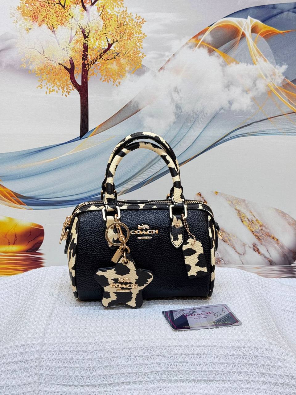 COACH
Best quality
with box
🎁🎁🎁
110 dhs✅
size 18CM
Zain290
♥️♥️♥️