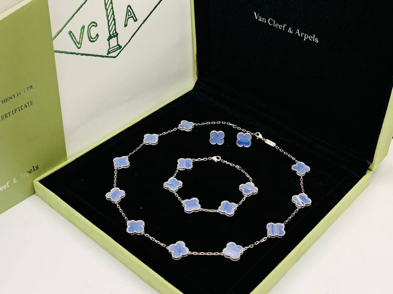 230 dhs🪙🌨️ SET
VANCLEAF & ARPELs
NECKLACE
BRACELET
EARRINGS
WITH GOOD BOX AND PAPER BAG
280 dhs🪙🌨️
WITH MASTER BOX AND PAPER BAG
🎁🎁🎁
Zain89
♥️♥️♥️