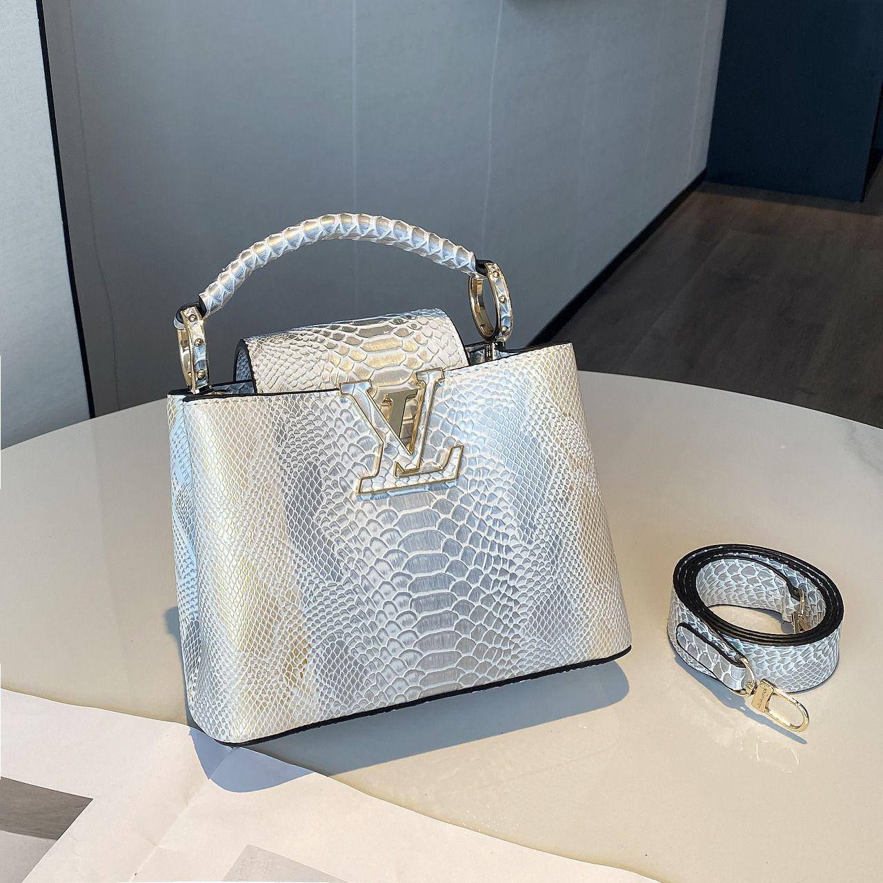 LV
Best quality
With box’s
🎁🎁🎁
120 dhs🪙🌨️
size 22cm
Zain158
♥️♥️♥️