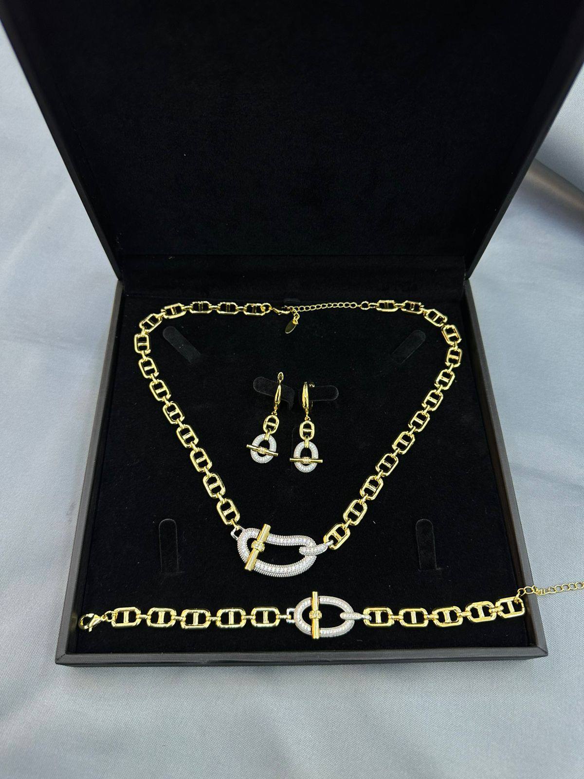 *SET ❤️🔥*
Necklace 🐦🔥
Earring🌸
Bracelet ✨
Ring 💍
good quality 💯
With normal boxes 🗃️
And paper bag 🛍️
55 dhs❣️
Zain216
♥️♥️♥️