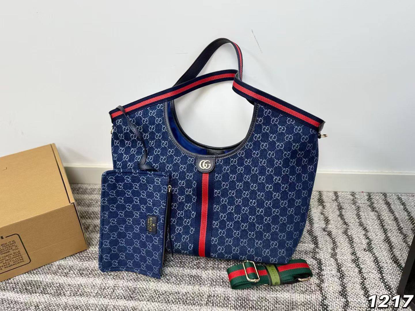 GUCCI
NEW CAME GOOD QUALITY
125 dhs🪙🌨️
Zain39
♥️♥️♥️