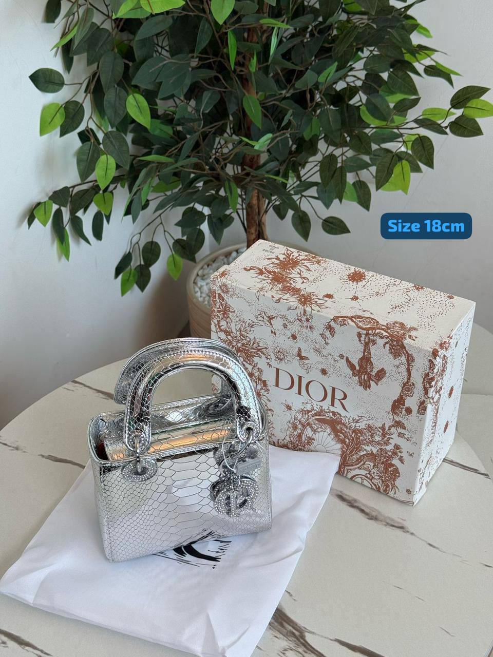 Dior
Good quality
with box
🎁🎁🎁
120 dhs✅
Zain186
♥️♥️♥️