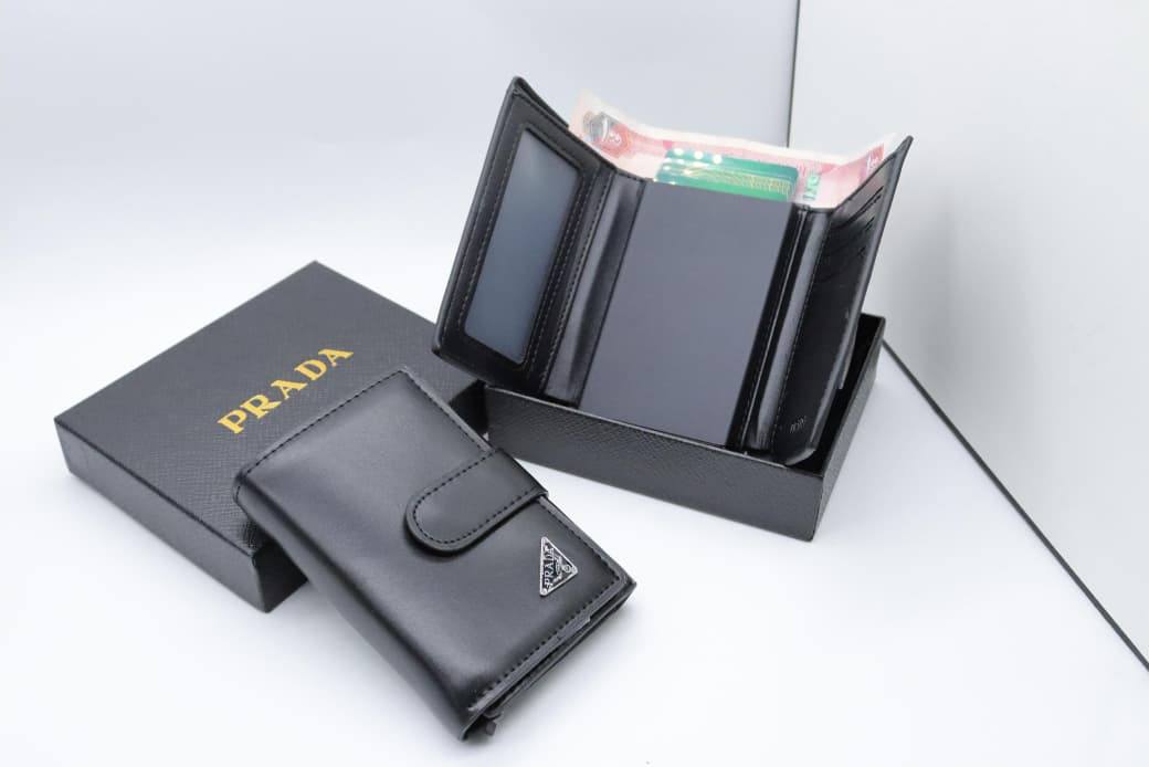 Wallet 
good quality
60 dhs🪙
With Box
🎁🎁🎁
Zain33
♥️♥️♥️